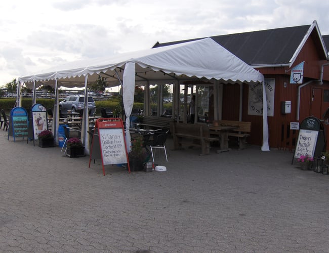 Havnegrill med meget billig husleje, indendørs og udendørs siddepladser samt udsigt til havnen