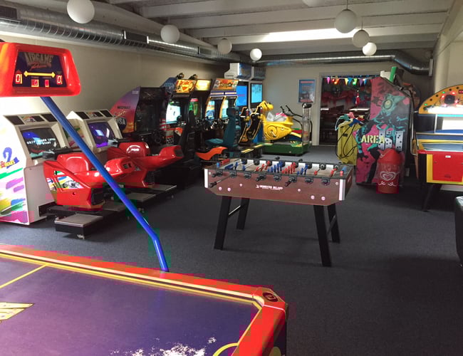 Spændende center med Legeland, Minigolf, Arkadehal og køkken sælges