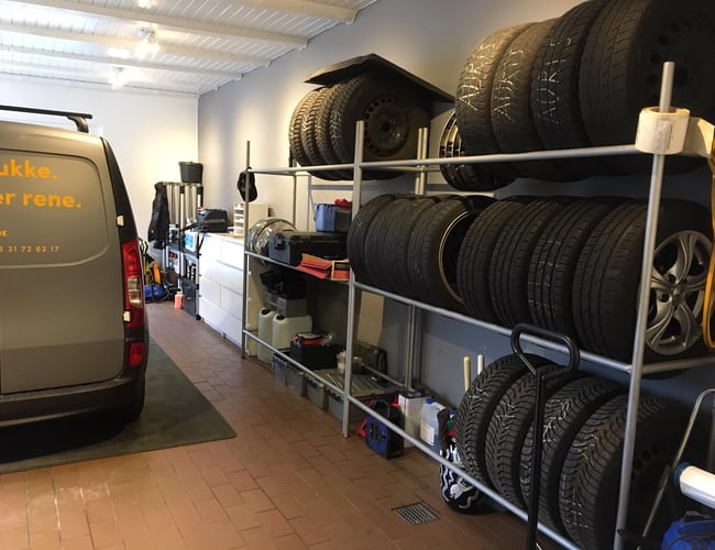 Nyistandsat bilforretning på hovedvejen i hjertet af Birkerød Bilby med tilhørende klargøringshal. 