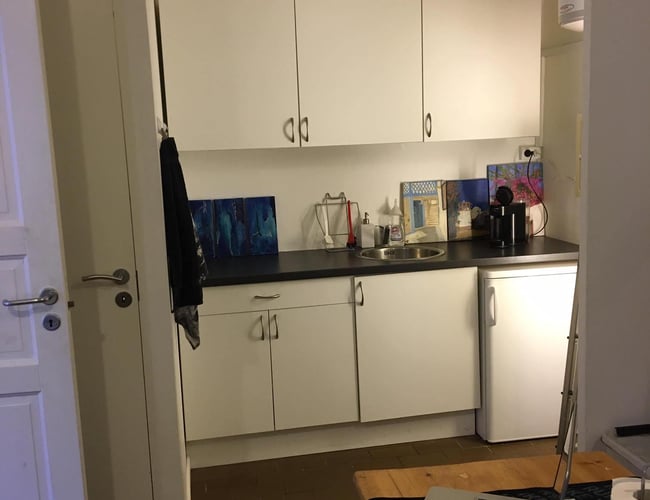 Nyistandsat bilforretning på hovedvejen i hjertet af Birkerød Bilby med tilhørende klargøringshal. 