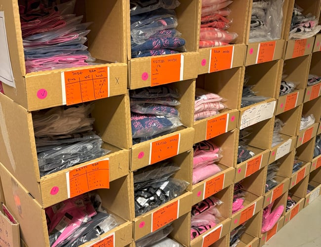 Salg af restlager med sportstøj, fitnessudstyr, tennisstrenge