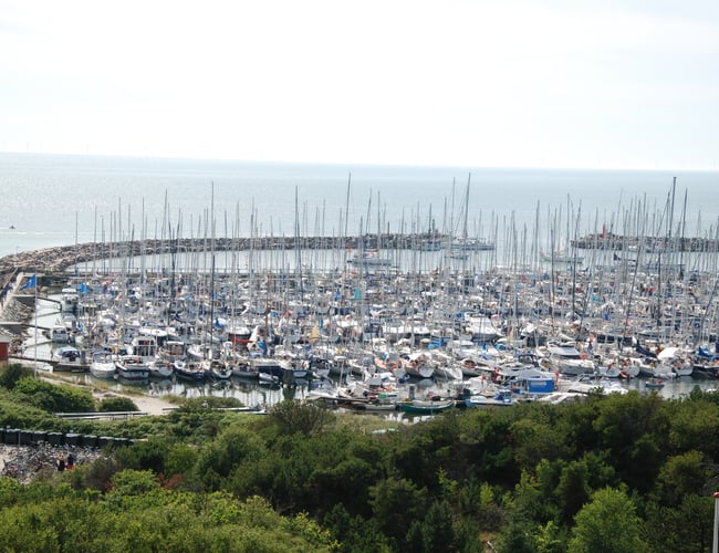 Isbutik på Anholt Havn. Sjælden udbudt sommervirksomhed sælges.