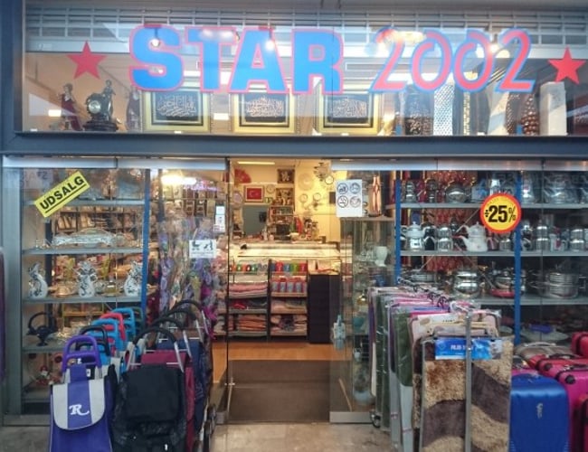 Gaveshop, husartikler & tæpper - Daglig omsætning ligger på ca: 4-4.600,- kr. - Vollsmose Torv - Til salg