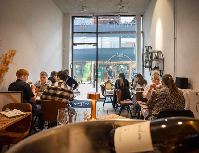 CENTRAL VINBAR I HJERTET AF ODENSE - KAN OGSÅ BRUGES TIL KAFFEBAR, CAFE MV.