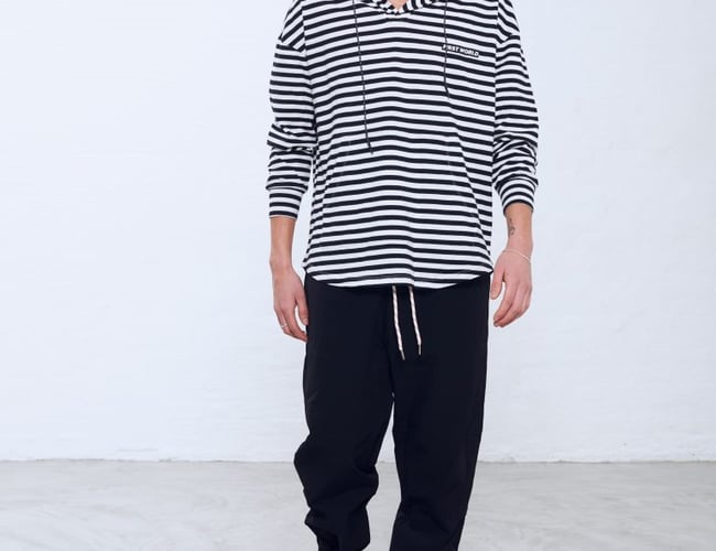 Varerlager street wear til mænd med varelageret bestående af sort T-shirts med logo