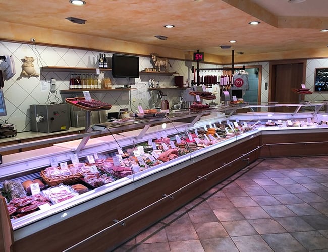 Anerkendt slagterbutik med mad-ud-af-huset i Nakskov. Omsætning i 17/18 på 3,439 mio. kr (ex. moms). God mulighed for slagter alene eller som et makkerskab ml. 2 slagtere eller slagter og kok. OBS. Ny pris. Reduceret med 300.000 kr.