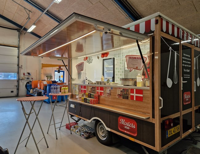 2 foodtrailere og en Golf Van med træk. Masser af udstyr top moderne og velholdt