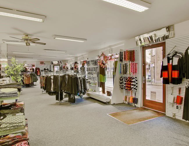 Ejendom/ Investeringsejendom: med butik/bolig/garager og lagerplads