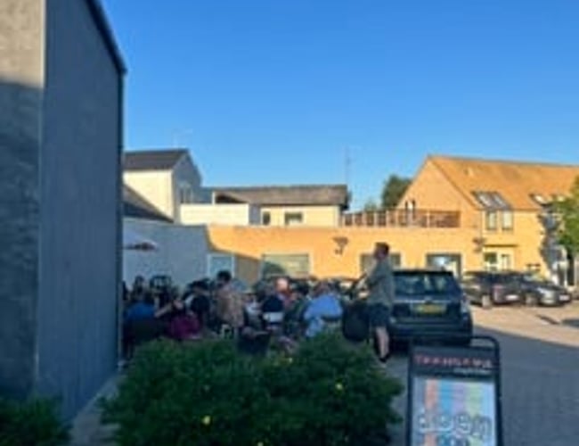 Café i Kolind med fuldt inventar, varelager og klar drift fra dag ét