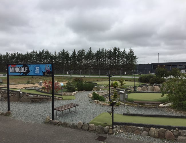 Spændende center med Legeland, Minigolf, Arkadehal og køkken sælges