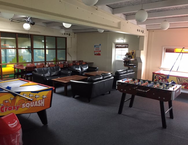 Spændende center med Legeland, Minigolf, Arkadehal og køkken sælges