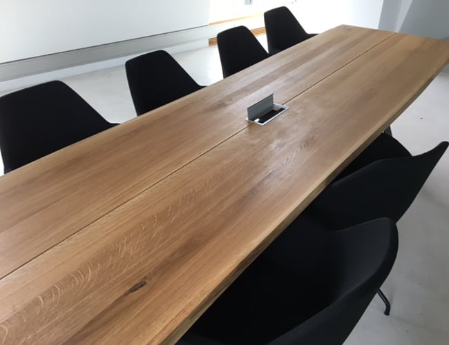 Woodstyle.dk specialforretning med håndlavede møbler i egetræ. - Overskud på 550.000kr. om året.