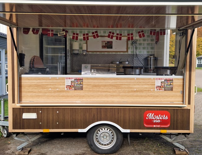 2 foodtrailere og en Golf Van med træk. Masser af udstyr top moderne og velholdt