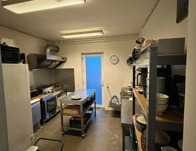 Café i Kolind med fuldt inventar, varelager og klar drift fra dag ét