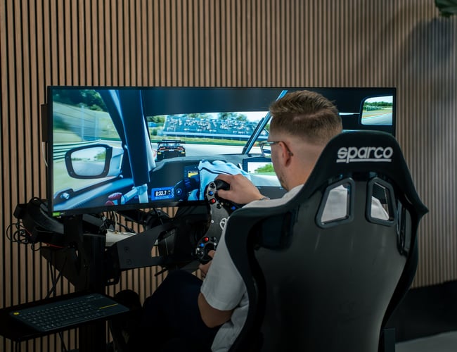 Webshop med simracing-cockpits, sæder og skærmstativer sælges