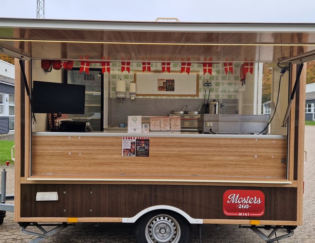 2 foodtrailere og en Golf Van med træk. Masser af udstyr top moderne og velholdt