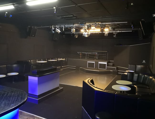 Natklub / Eventhus sælges - brutto areal på hele 530 m2 - 100 meter fra byens bus- og togstation.