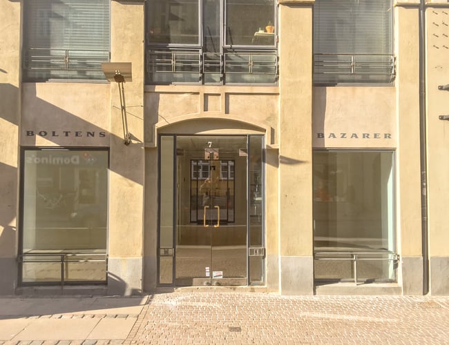 Afståelse af butikslokale ved Kongens Nytorv med flotteudstillingsvinduer og pæne facader