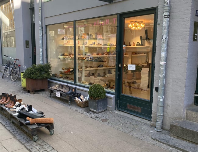 Skobutik ved Nørreport - Fiolstræde har dagligt et flow på omkr. 8000 passerende om dagen