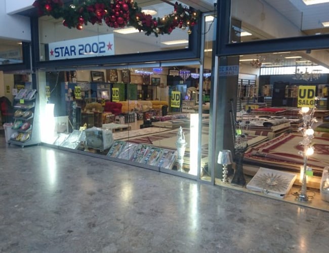 Gaveshop, husartikler & tæpper - Daglig omsætning ligger på ca: 4-4.600,- kr. - Vollsmose Torv - Til salg