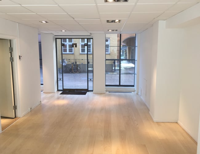 Afståelse af butikslokale ved Kongens Nytorv med flotteudstillingsvinduer og pæne facader