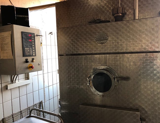 Anerkendt slagterbutik med mad-ud-af-huset i Nakskov. Omsætning i 17/18 på 3,439 mio. kr (ex. moms). God mulighed for slagter alene eller som et makkerskab ml. 2 slagtere eller slagter og kok. OBS. Ny pris. Reduceret med 300.000 kr.