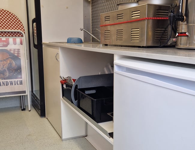 2 foodtrailere og en Golf Van med træk. Masser af udstyr top moderne og velholdt