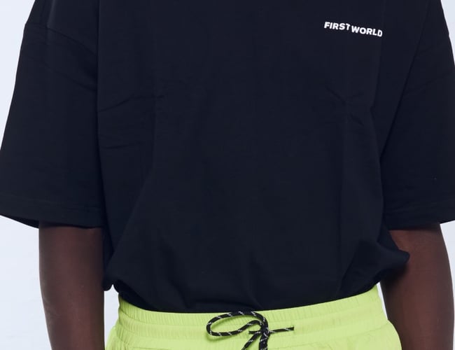 Varerlager street wear til mænd med varelageret bestående af sort T-shirts med logo