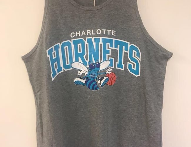 Stort varelager med NBA Caps, trøjer og accessories sælges billigt