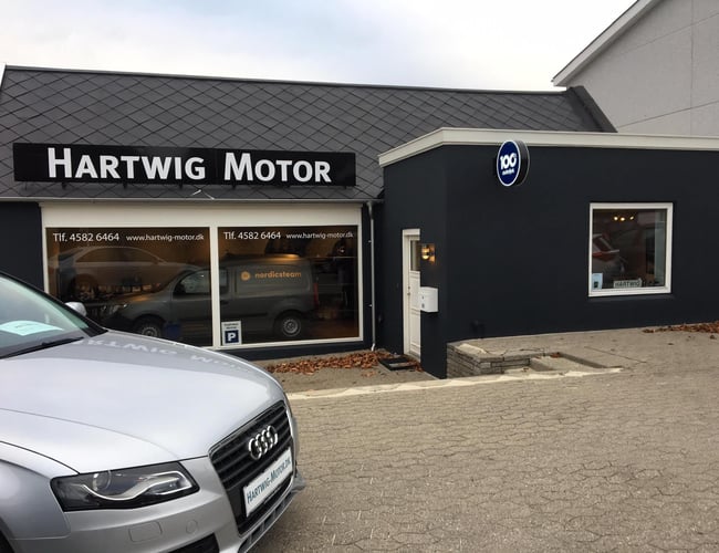 Nyistandsat bilforretning på hovedvejen i hjertet af Birkerød Bilby med tilhørende klargøringshal. 