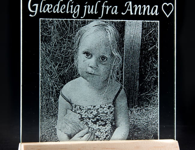 Veletableret virksomhed med høj omsætning søger ny ejer. Salg via 5 Webshops, i 3 lande, inkl. egen produktion af  niche produkter - GRAVERING