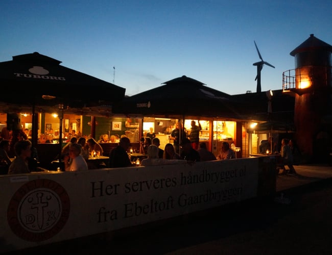 Isbutik på Anholt Havn. Sjælden udbudt sommervirksomhed sælges.