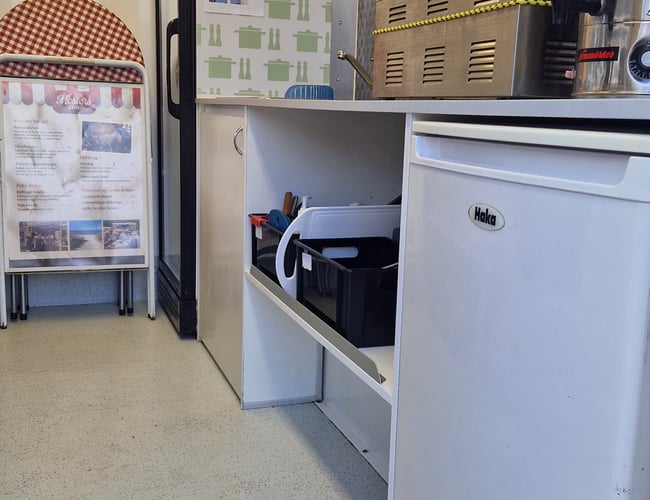 2 foodtrailere og en Golf Van med træk. Masser af udstyr top moderne og velholdt