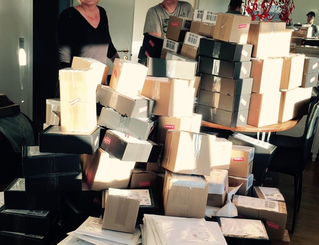 Veletableret virksomhed med høj omsætning søger ny ejer. Salg via 5 Webshops, i 3 lande, inkl. egen produktion af  niche produkter - GRAVERING