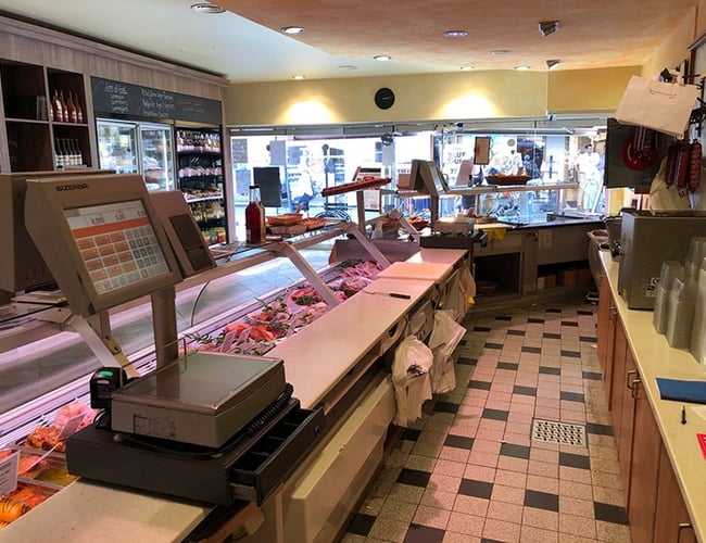 Anerkendt slagterbutik med mad-ud-af-huset i Nakskov. Omsætning i 17/18 på 3,439 mio. kr (ex. moms). God mulighed for slagter alene eller som et makkerskab ml. 2 slagtere eller slagter og kok. OBS. Ny pris. Reduceret med 300.000 kr.