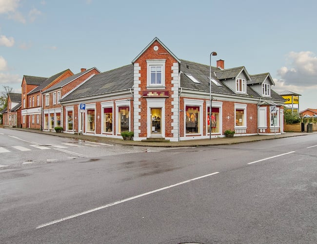 Ejendom/ Investeringsejendom: med butik/bolig/garager og lagerplads