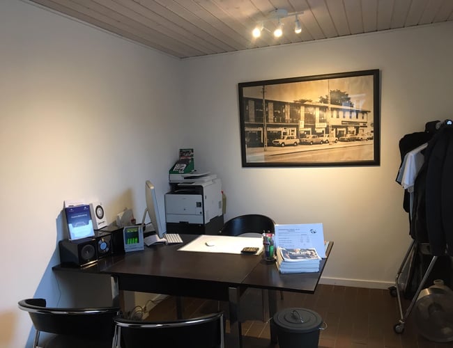 Nyistandsat bilforretning på hovedvejen i hjertet af Birkerød Bilby med tilhørende klargøringshal. 