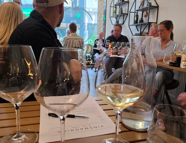 CENTRAL VINBAR I HJERTET AF ODENSE - KAN OGSÅ BRUGES TIL KAFFEBAR, CAFE MV.