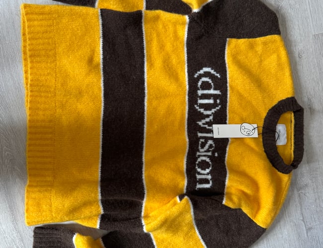 Salg af (di)vision varelager (jakker, trøjer, kasketter, lidt blandet) 