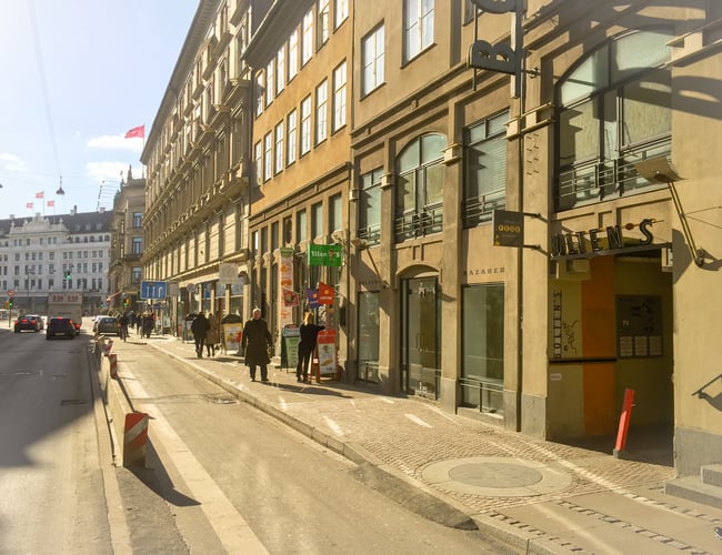 Afståelse af butikslokale ved Kongens Nytorv med flotteudstillingsvinduer og pæne facader