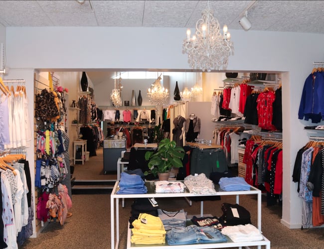 Tøjbutik med fokus på damemode i Grenaa centrum - Løn til ejer og overskud på ca. 540.000 kr.
