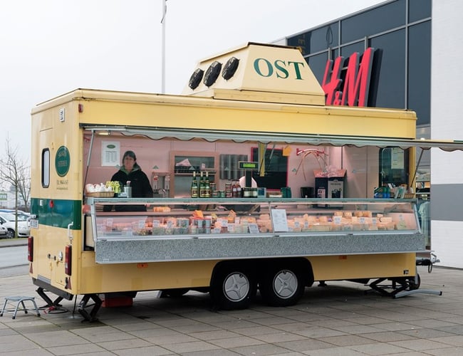 Stor salgstrailer med køl.