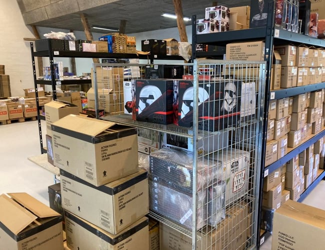 Webshop med samleobjekter og film merchandise - Omsætning på 2.8 mio. DKK i 2022 og 2.6 mio. DKK i 2023