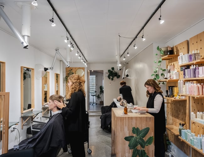 Populær frisørsalon med stort kundekartotek på Frederiksbjerg, Aarhus.