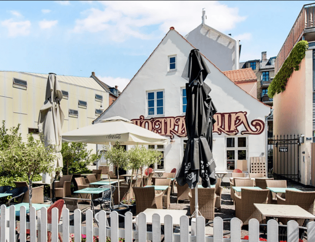 Nyrenoveret restaurant i gadens ældste hus på Amager - Afståelse