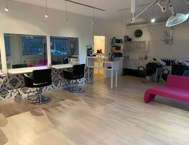 Stor salon centralt i Holte - Salonen er ca 65 m2 - Til salg