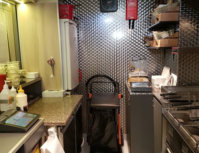 Foodtruck med salg af spydstegte kyllinger, sandwich og lækker tilbehør