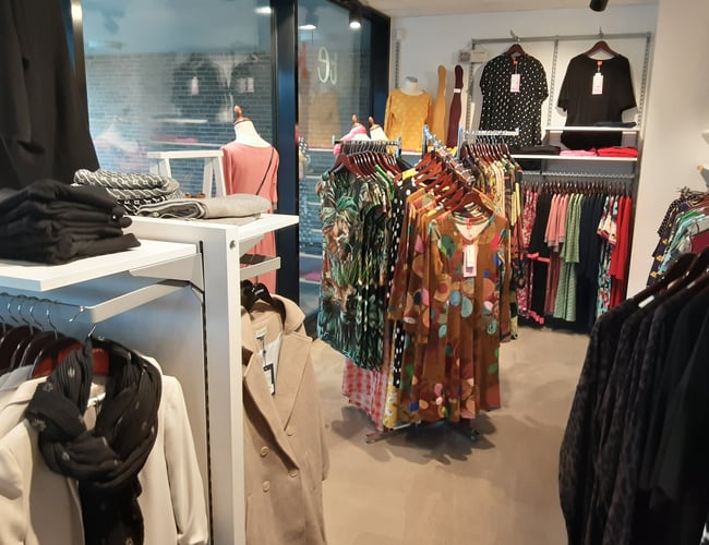 Kate K - Populær dametøj forretning i Silkeborg med 143 m2 sælges - Overskud på 275.000 kr.