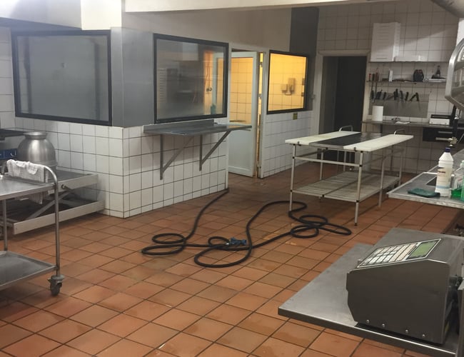 FISKEBUTIK , CAFE, RØGERI SAMT FASTE  FISKETURE TIL FISKEBIL ...UDLEJES - fortsat i drift og en unik mulighed... Kom frisk 