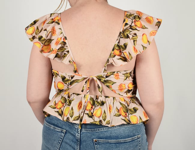 Salg af varelager med bæredygtigt tøj til unge kvinder i trendy designs